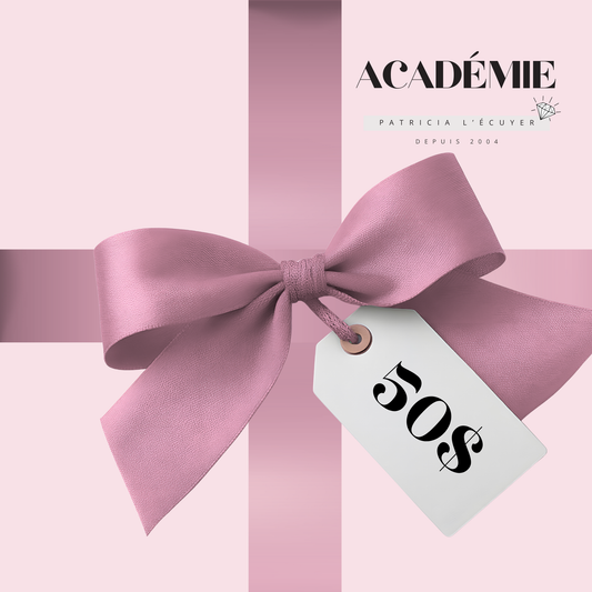 Carte-cadeau de l’Académie Patricia L’Écuyer d’une valeur de 50 $. Ruban rose en forme de boucle sur fond rose pâle, avec une étiquette blanche indiquant « 50 $ ». Logo de l’Académie Patricia L’Écuyer en haut à droite.