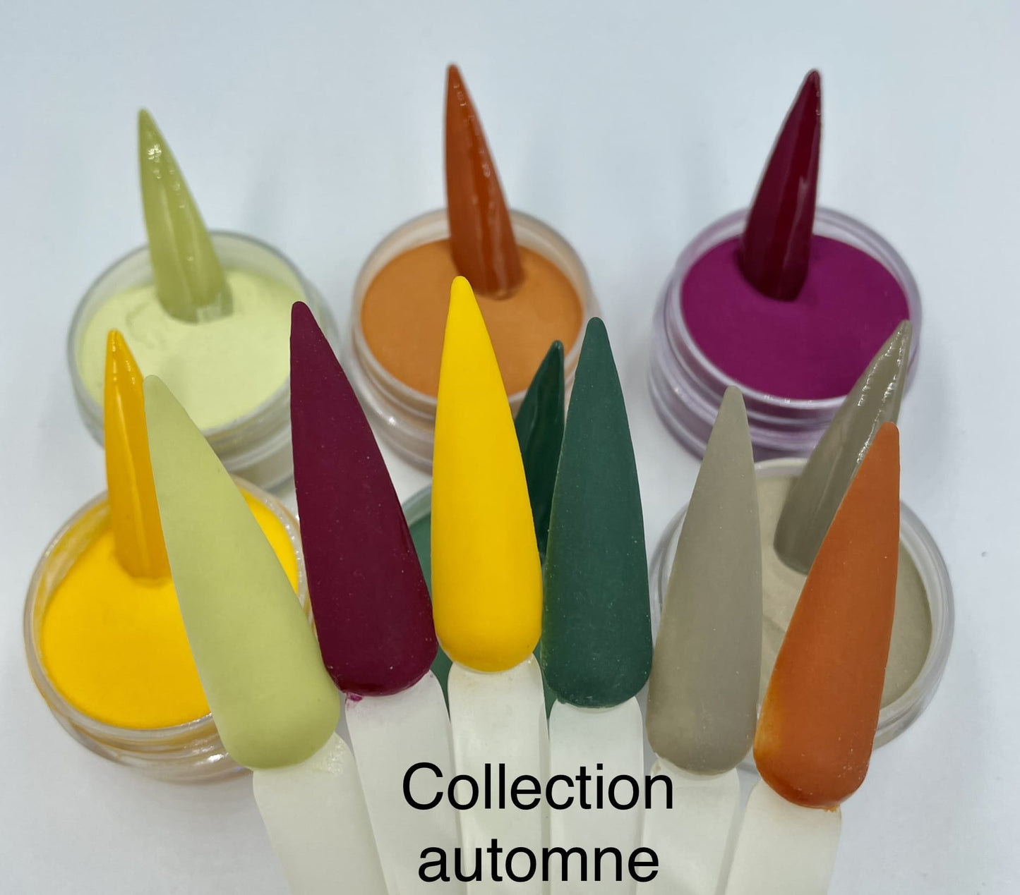 Apportez chaleur et élégance à vos manucures avec la nouvelle collection d’automne en résine & poudre 🍁. Ces teintes intenses (6) et tendance sont faciles à travailler et idéales pour des créations 3D, incrustations ou overlays.