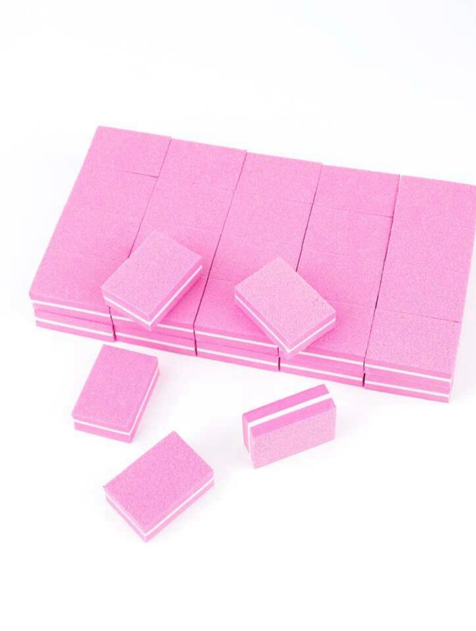 Obtenez une préparation parfaite avec nos minis blocs de ponçage professionnels 🧩.
Conçus pour adoucir et lisser la surface de l’ongle, ils assurent une meilleure adhérence avant l’application du gel, de la résine ou du vernis semi-permanent.