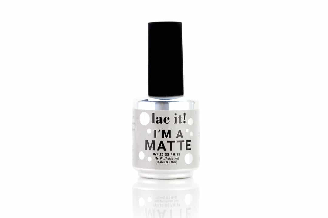 Offrez un look moderne et tendance avec la finition gel I’m a Matte de Lac It! 🌸.
Ce top coat professionnel de 15 ml transforme n’importe quelle couleur en un effet mat élégant et sophistiqué.