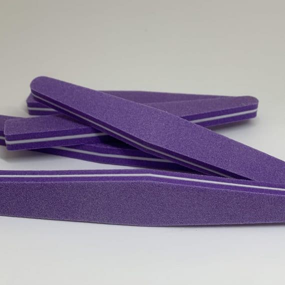 La lime bloc mauve de finition est parfaite pour obtenir une surface douce, lisse et uniforme sur l’ongle.&nbsp;