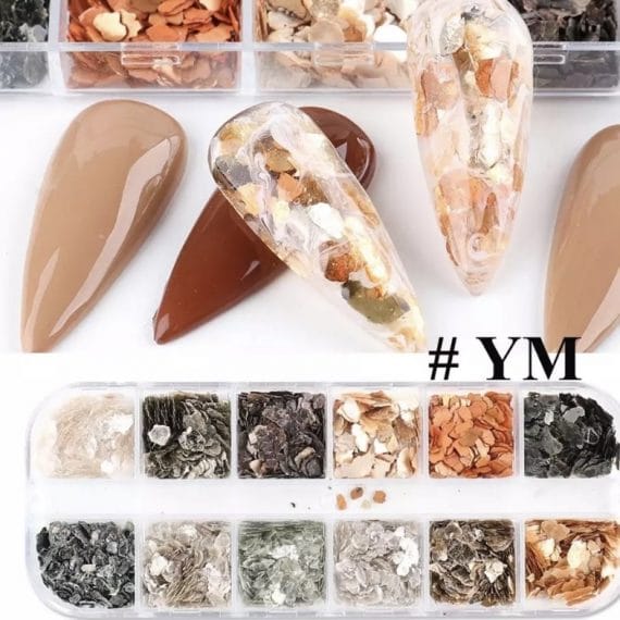 miettes antiques. Composé de 12 teintes uniques, il est parfait pour réaliser des décorations élégantes et artistiques sur vos poses en gel, résine ou vernis semi-permanent.