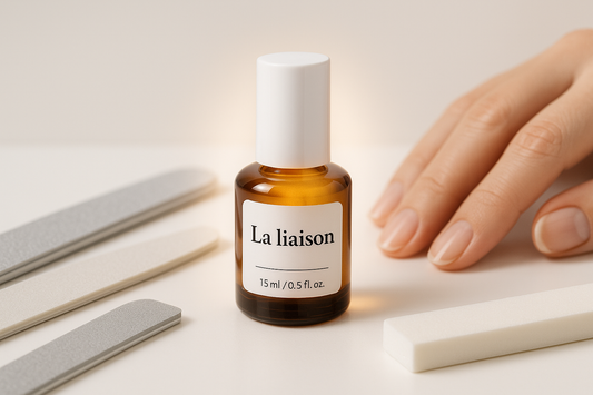 La liaison 15 ml est un produit essentiel qui aide à ramollir la prothèse afin de réduire le limage lors de l’abaissement.&nbsp;Elle facilite ainsi le travail de la technicienne tout en préservant la structure naturelle de l’ongle.